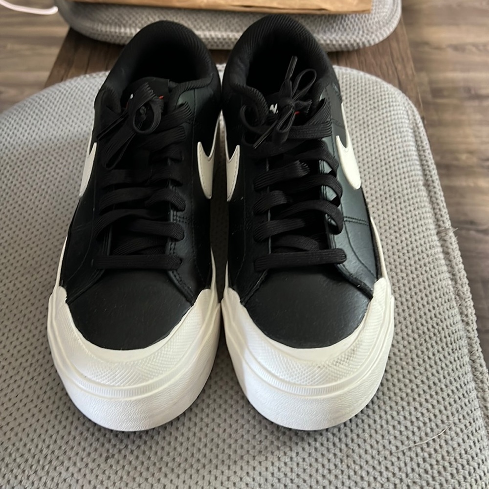 Nike legacy lift sneaker only worn 1 time!